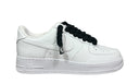 Nike Air Force 1 White Black Rope – białe AF1 z czarnymi rope laces. Mocny kontrast, streetowy styl i 100% oryginał. Sprawdź na Street-Zone.pl.
