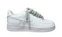 Nike Air Force 1 White Grey Rope – białe AF1 z grubymi szarymi rope laces. Minimalistyczny detal i 100% oryginał. Sprawdź na Street-Zone.pl.