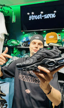 buty nike air max plus tn czarne w rzeczywistości, trzymane w rękach