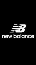 Logo marki New Balance na czarnym tle – producent kultowych sneakersów i obuwia sportowego
