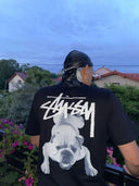Czarna koszulka Stussy z dużym logo i grafiką buldoga na plecach – widok z tyłu