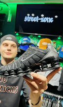 nike shox black w ręku, lifestyle