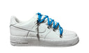 Nike Air Force 1 Double Rope Laces White Blue – białe AF1 custom z niebieską sznurówką. Czysty styl, modowy kontrast i 100% oryginał. Street-Zone.pl.