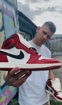 Buty Air Jordan 1 High OG Chicago Lost and Found – ujęcie w ręku, widok z boku