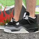 Buty Air Jordan 4 Fear – widok na nodze, ujęcie z boku