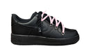 Nike Air Force 1 Double Rope Laces Black Pink – czarne AF1 z różową sznurówką. Mocny kontrast, unikalny detal i 100% oryginał. Street-Zone.pl.