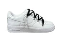 Nike Air Force 1 Double Rope Laces White Black – białe AF1 custom z czarnymi dodatkowymi sznurówkami. Stylowy kontrast i 100% oryginał. Street-Zone.pl