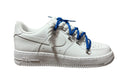 Nike Air Force 1 Double Rope Laces White Navy – białe AF1 custom z granatową sznurówką. Czysty styl, kontrastowy detal i 100% oryginał. Street-Zone.pl.