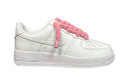 Nike Air Force 1 White Pink Rope – białe AF1 custom z różowymi rope laces. Delikatny kontrast, streetwearowy styl i 100% oryginał. Street-Zone.pl