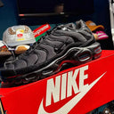 Buty Nike Air Max Plus TN Triple Black – widok z boku na pudełku