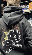 Bluza Stussy Fire Dice Hoodie Black – widok od tyłu, nadruk kości i płomieni