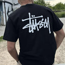 Koszulka Stussy Basic Logo Tee Black – widok od tyłu, duże logo Stussy