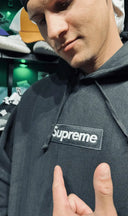 bluza supreme hoodie box logo black z bliska z widokiem na logo 